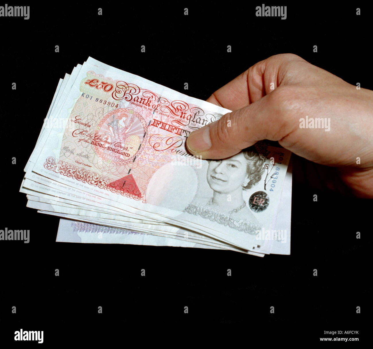 Main tenant en billets de banque. Banque D'Images