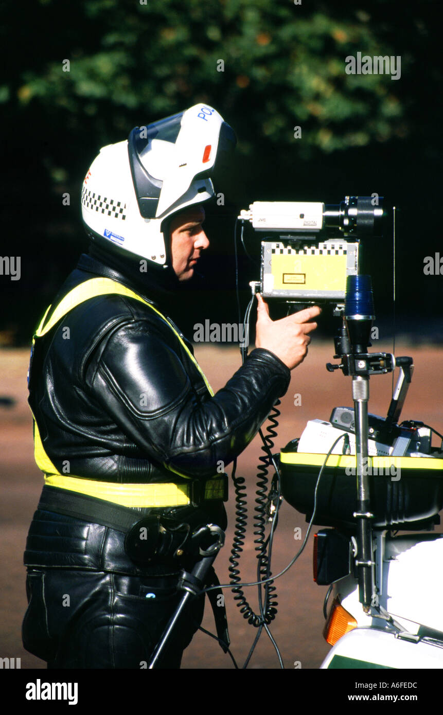 Agent de police de Royal Parks au travail utilisant une caméra de contrôle de vitesse 1998 de l'arrière de sa moto garée dans la Mall Road LondonEngland UK Banque D'Images