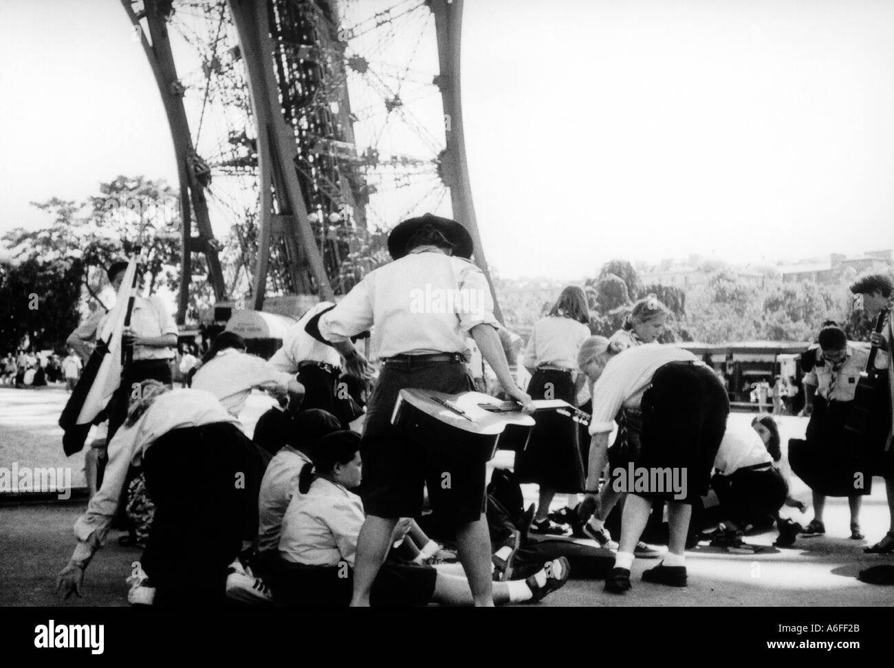 Scouts bénéficiant à la base de l'Eifel tower paris france Banque D'Images