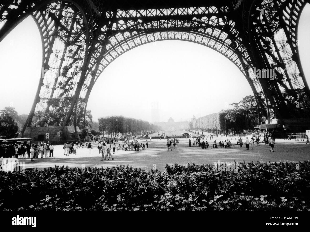 À la base de la structure de la tour Eifel paris france Banque D'Images