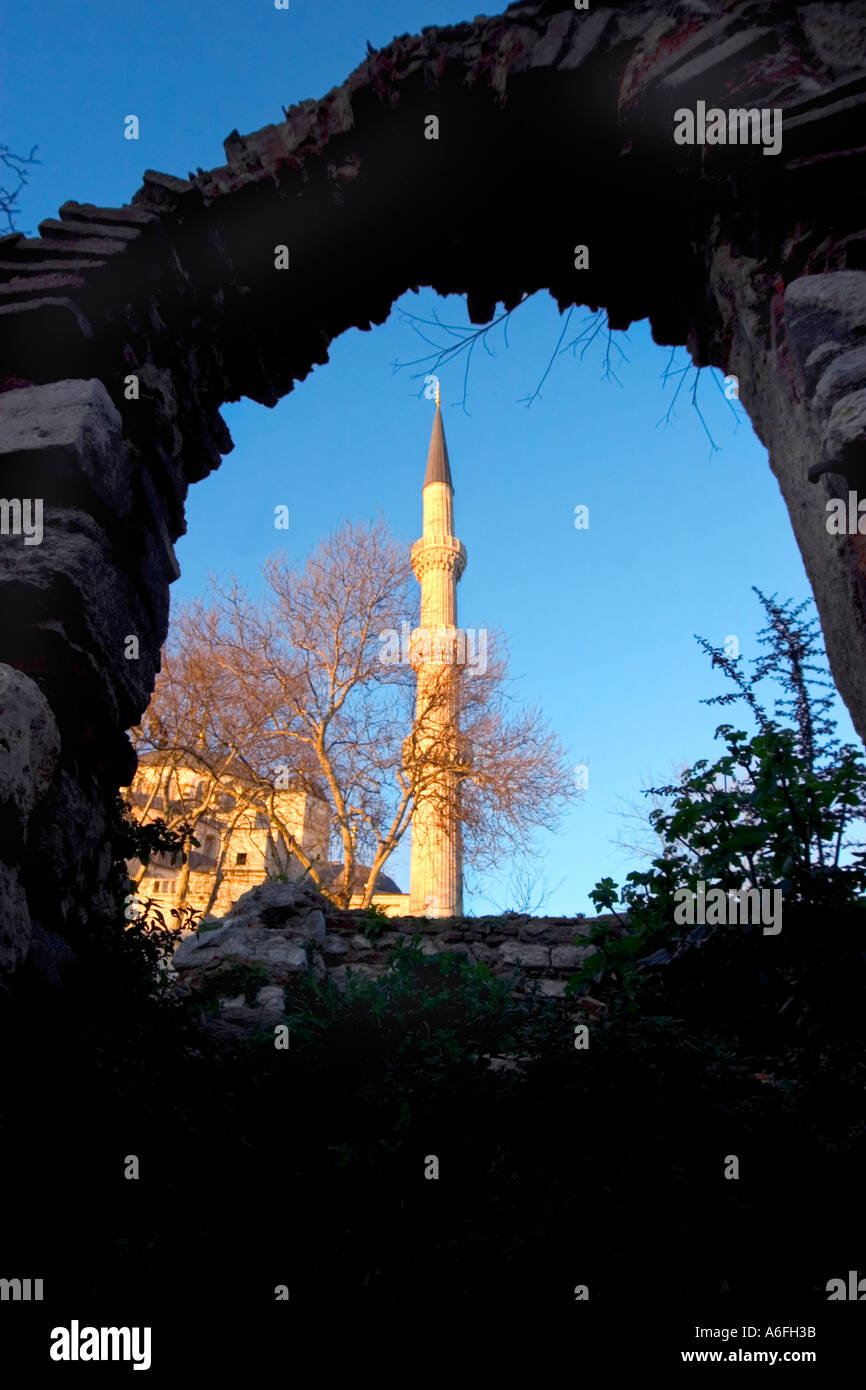 Minaret vu à travers la fenêtre trou de l'époque byzantine Bucoleon Palace Istanbul Turquie Banque D'Images