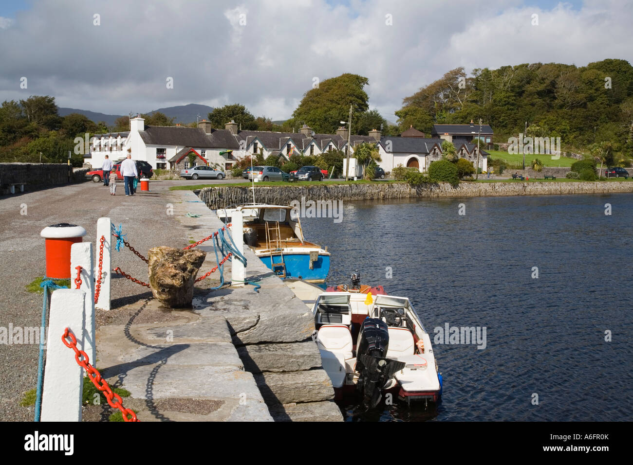 Pier et port sur l'estuaire de la rivière Kenmare Kenmare Co Kerry Eire Banque D'Images