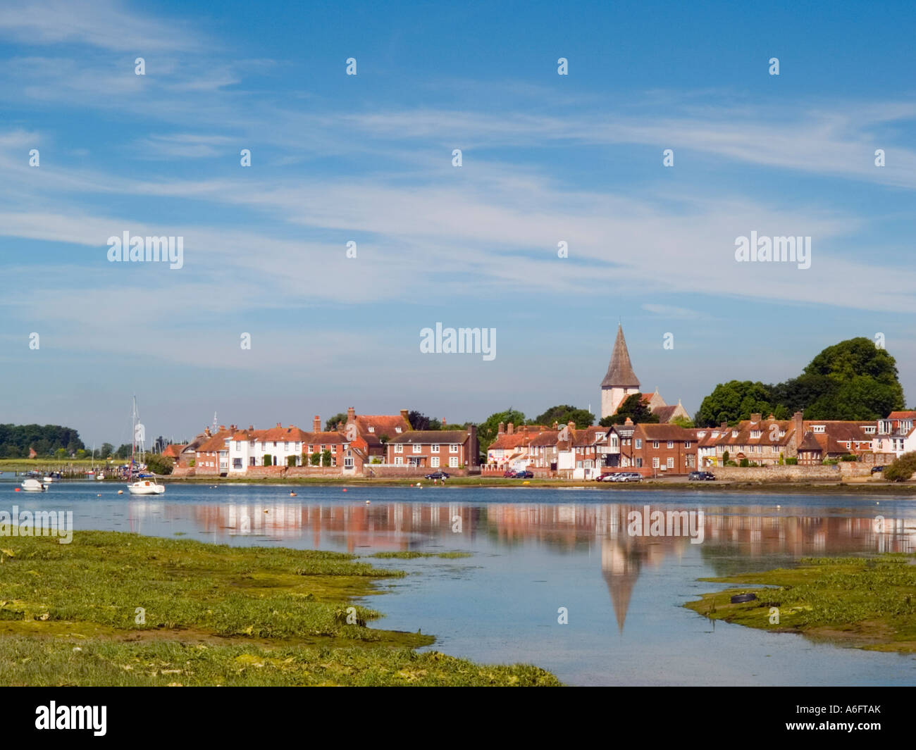 Bosham Creek 'Chichester Harbour village pittoresque église reflète dans l'eau calme en juin en été. Bosham West Sussex England UK Banque D'Images