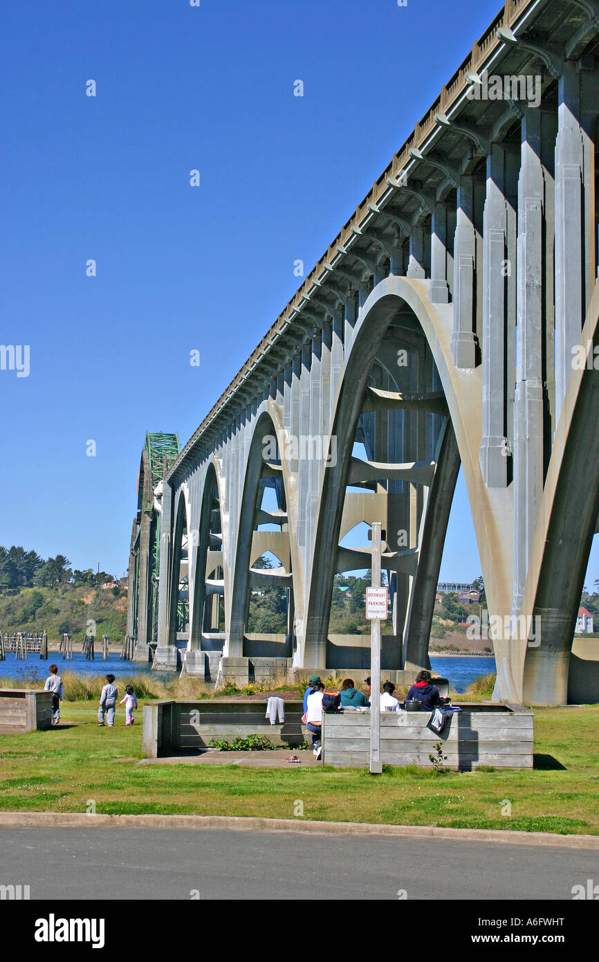 Les familles asiatiques le pique-nique près de Yaquina Bay Bridge over at Newport Oregon Banque D'Images