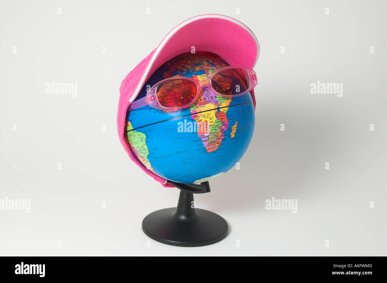 Globe avec lunettes de soleil et chapeau, symbole de l'excursion et de voyage dans le monde entier Banque D'Images