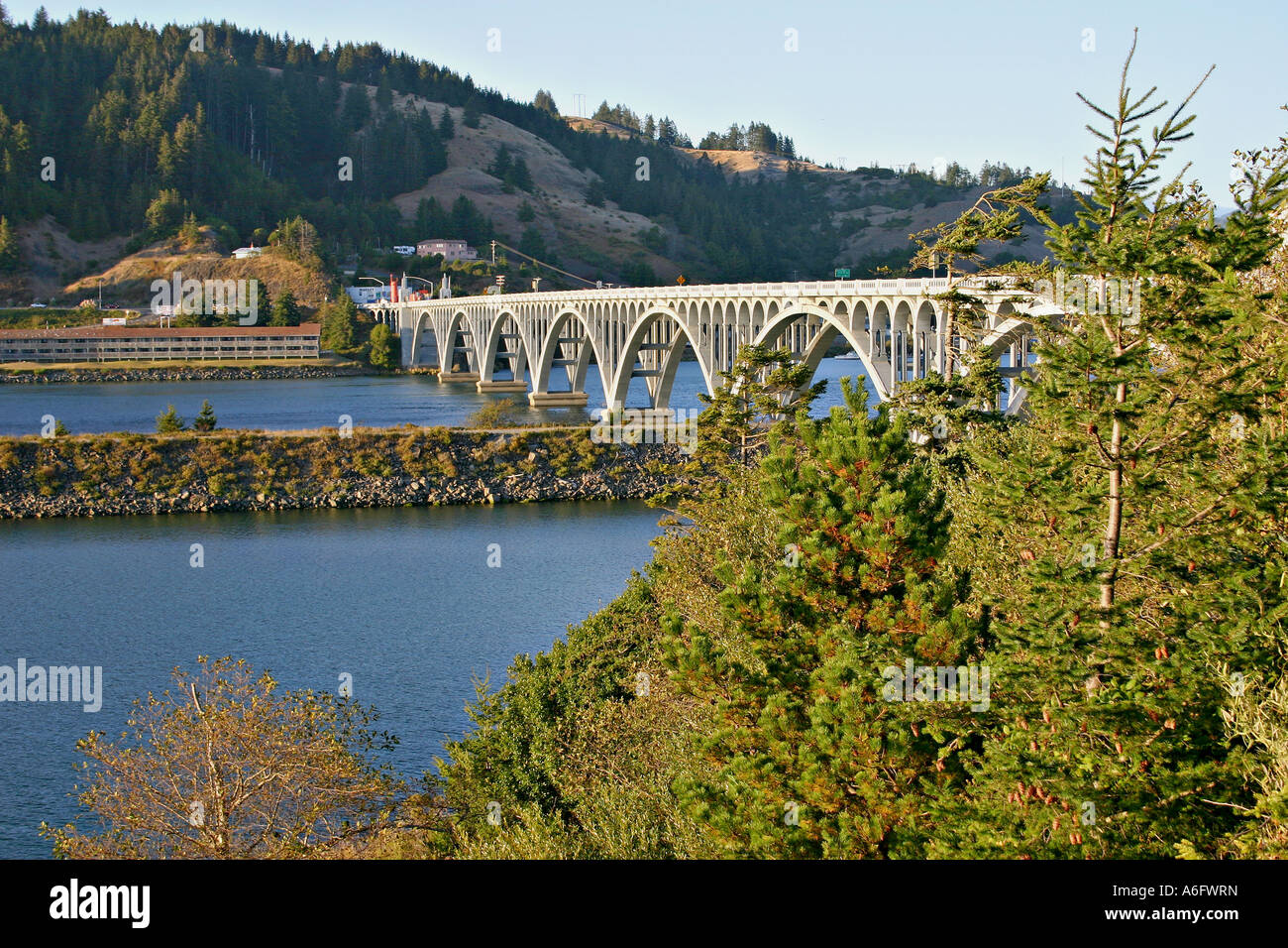 Patterson Memorial Bridge l'autoroute 101 au cours de Rogue River sur la côte de l'Oregon à Gold Beach Banque D'Images