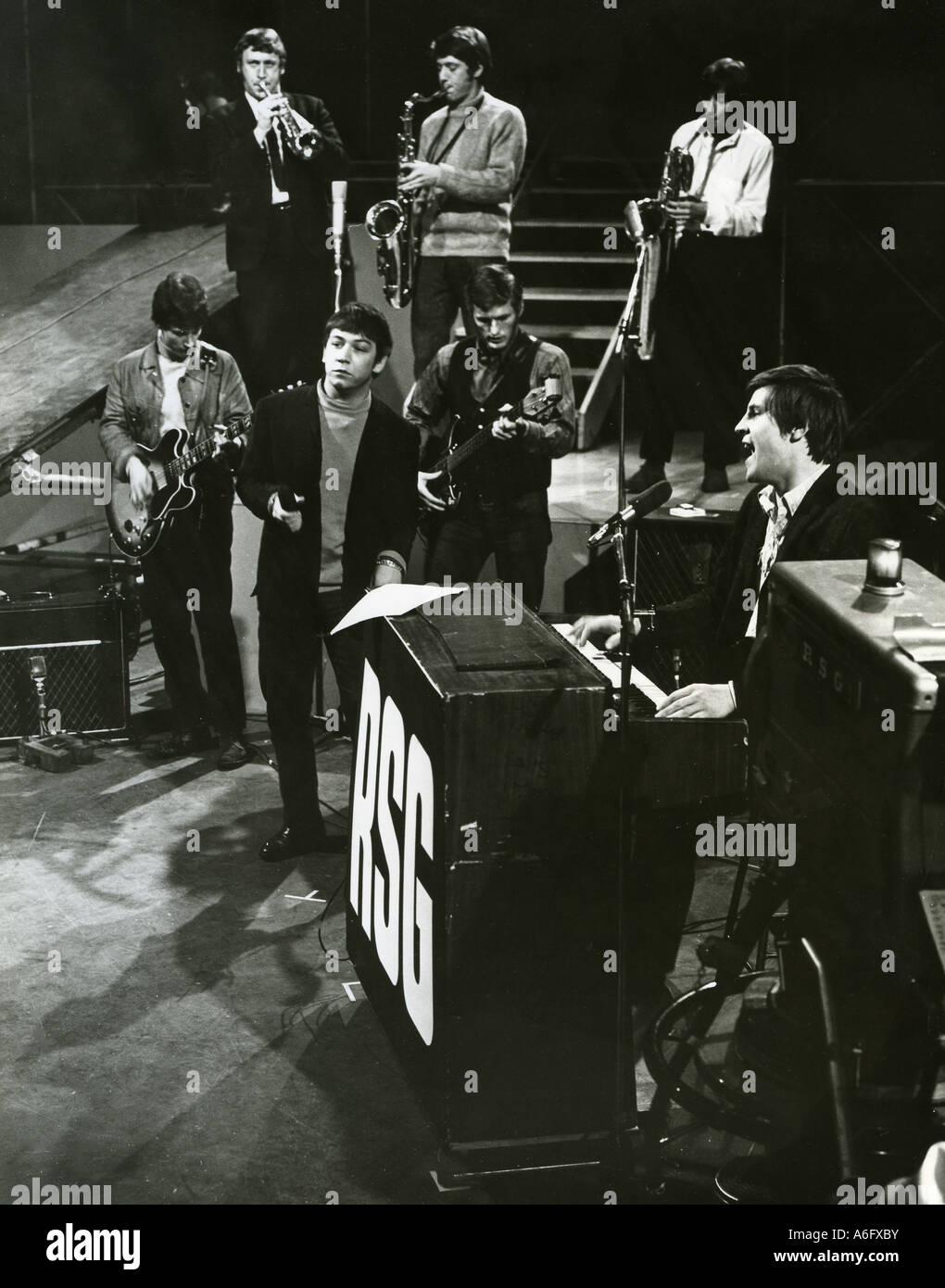 ERIC BURDON et Alan Price à la télé sont prêts à aller vers 1967 photo : Tony Gale Banque D'Images