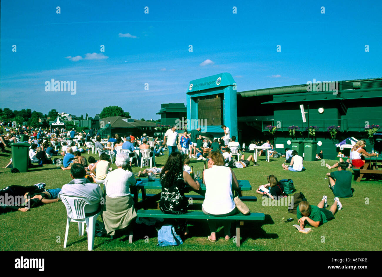 Spectateurs sur Henman Hill tennis regarder en direct sur de grands écrans de télévision à l'extérieur à l'IFXZss Wimbledon Banque D'Images