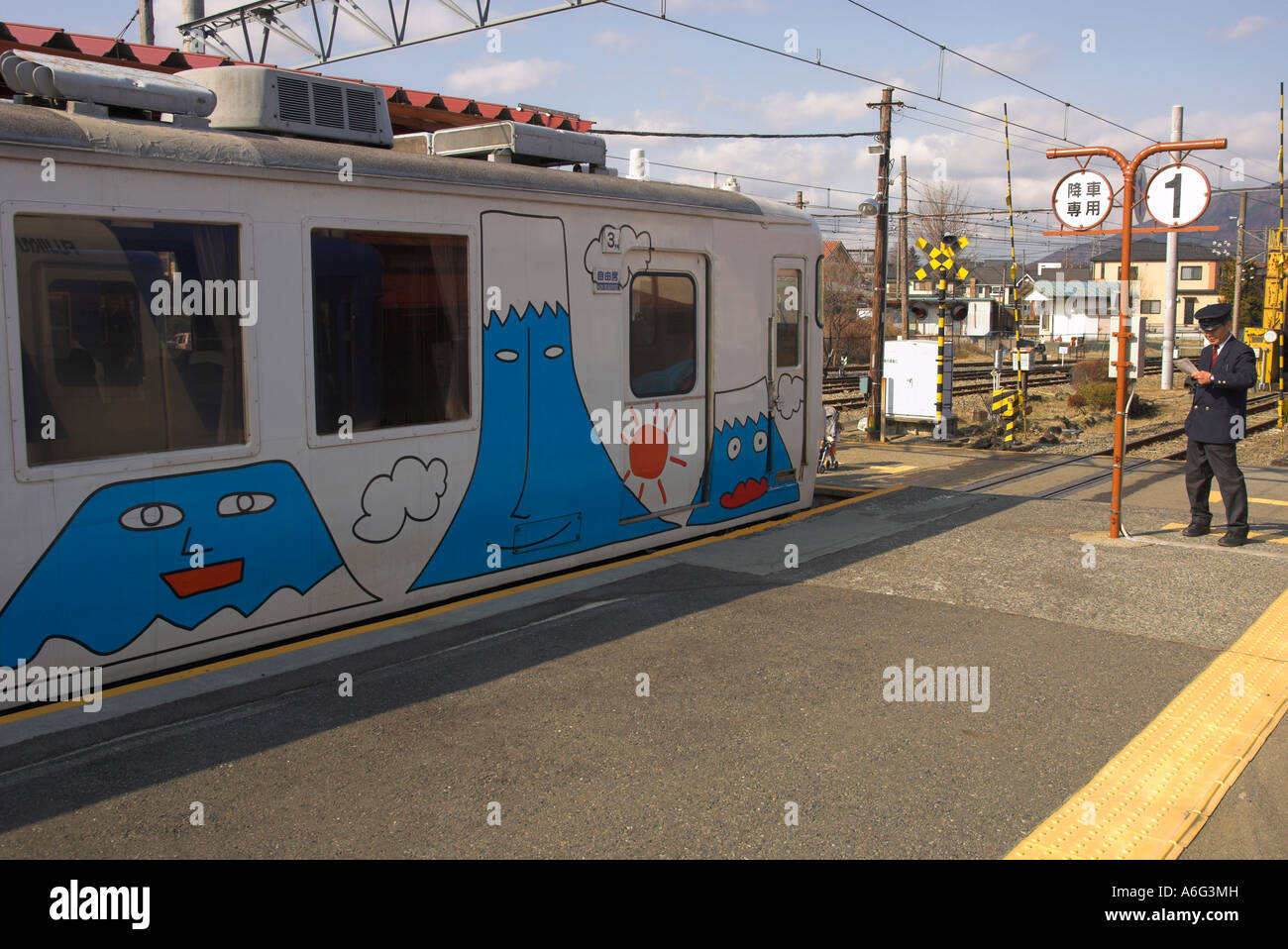 Le Japon Honshu central Mount Fuji Kawaguchiko gare train local à plate-forme avec des dessins amusants du mont Fuji Banque D'Images