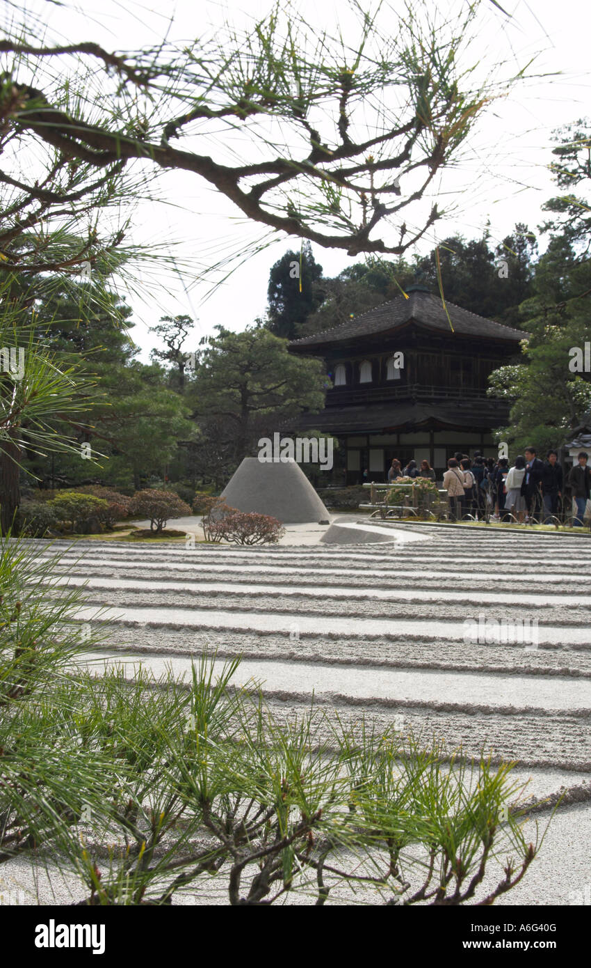 Le Japon Honshu central Kyoto Kansai Ginkaku ji pavillon de l'argent au jardin Zen symbolisant le mont Fuji et la vue sur la mer à travers un Banque D'Images