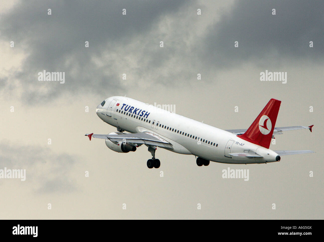 Avion de la compagnie aérienne turque dans le ciel Banque D'Images