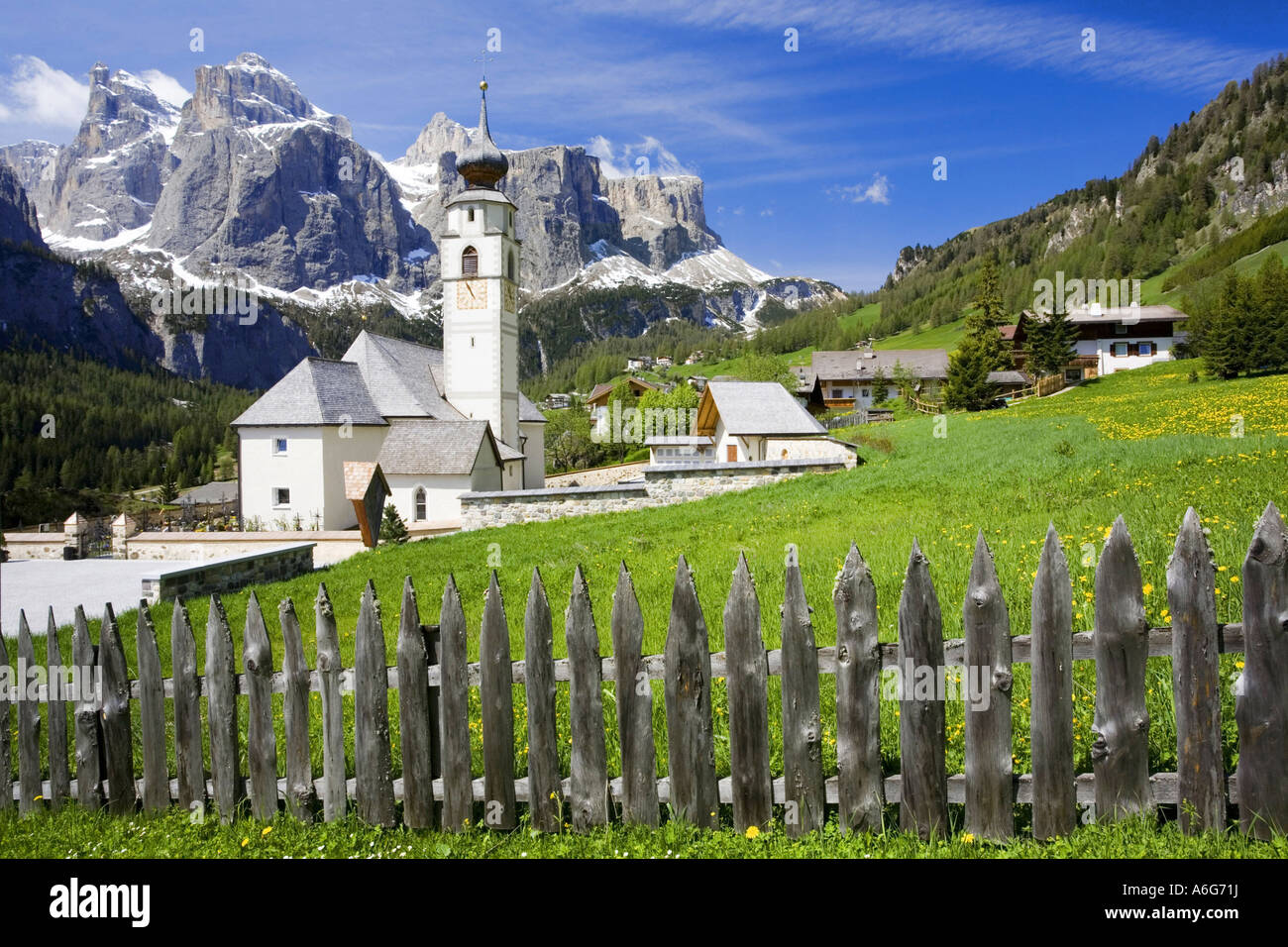 En face de l'église de Tre Cime di Lavaredo, Italie, Dolomites, Trentino, Suedtirol Banque D'Images