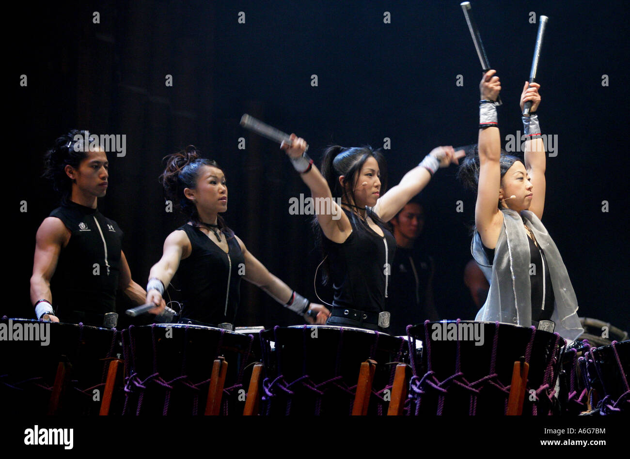 Tambour japonais virtuoses pendant le spectacle'Tao - l'art de jouer du tambour' Banque D'Images