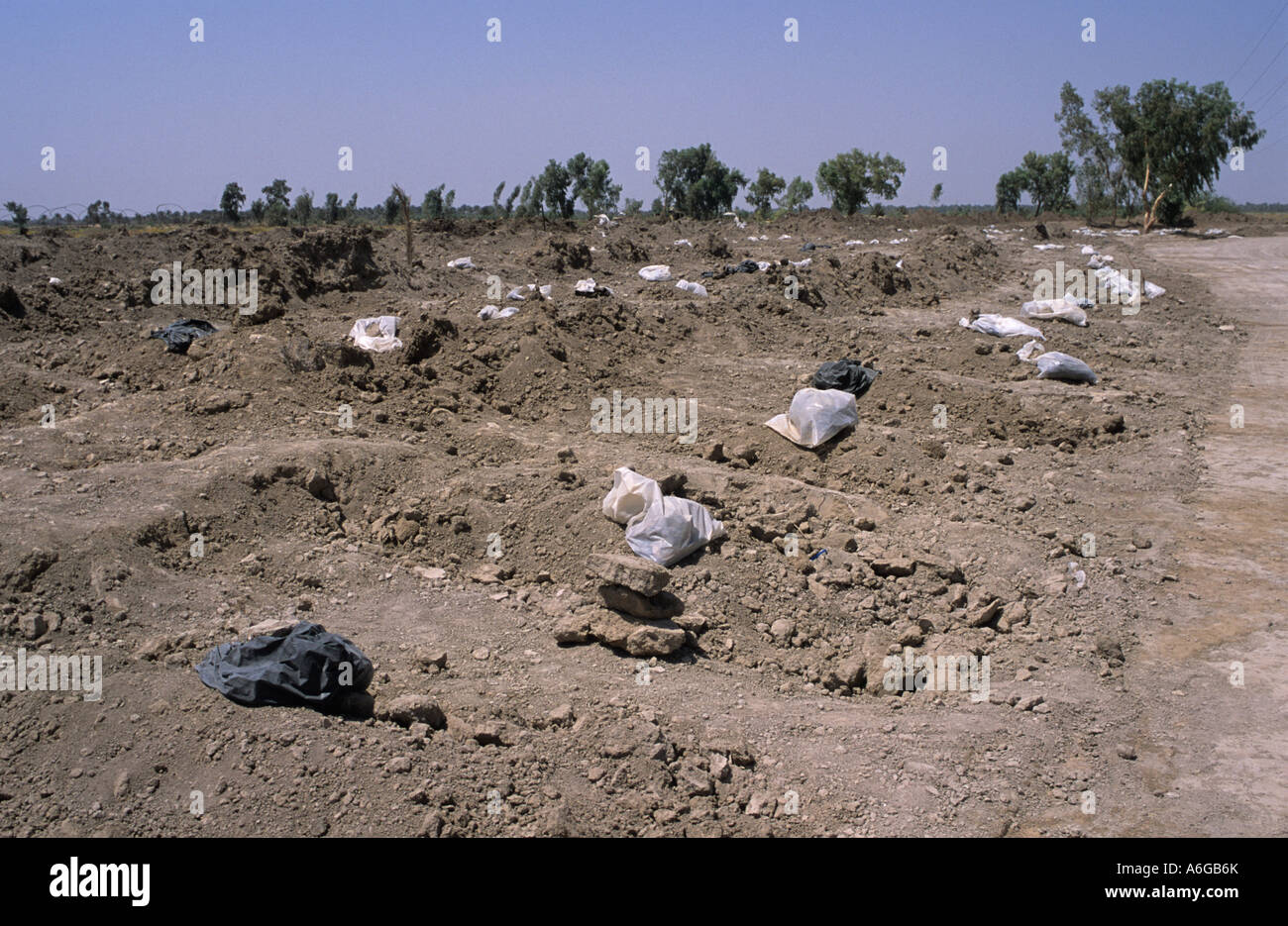 Femme tombe à Hilla inhumation de masse les présumés tués par le régime de Saddam Hussein Banque D'Images