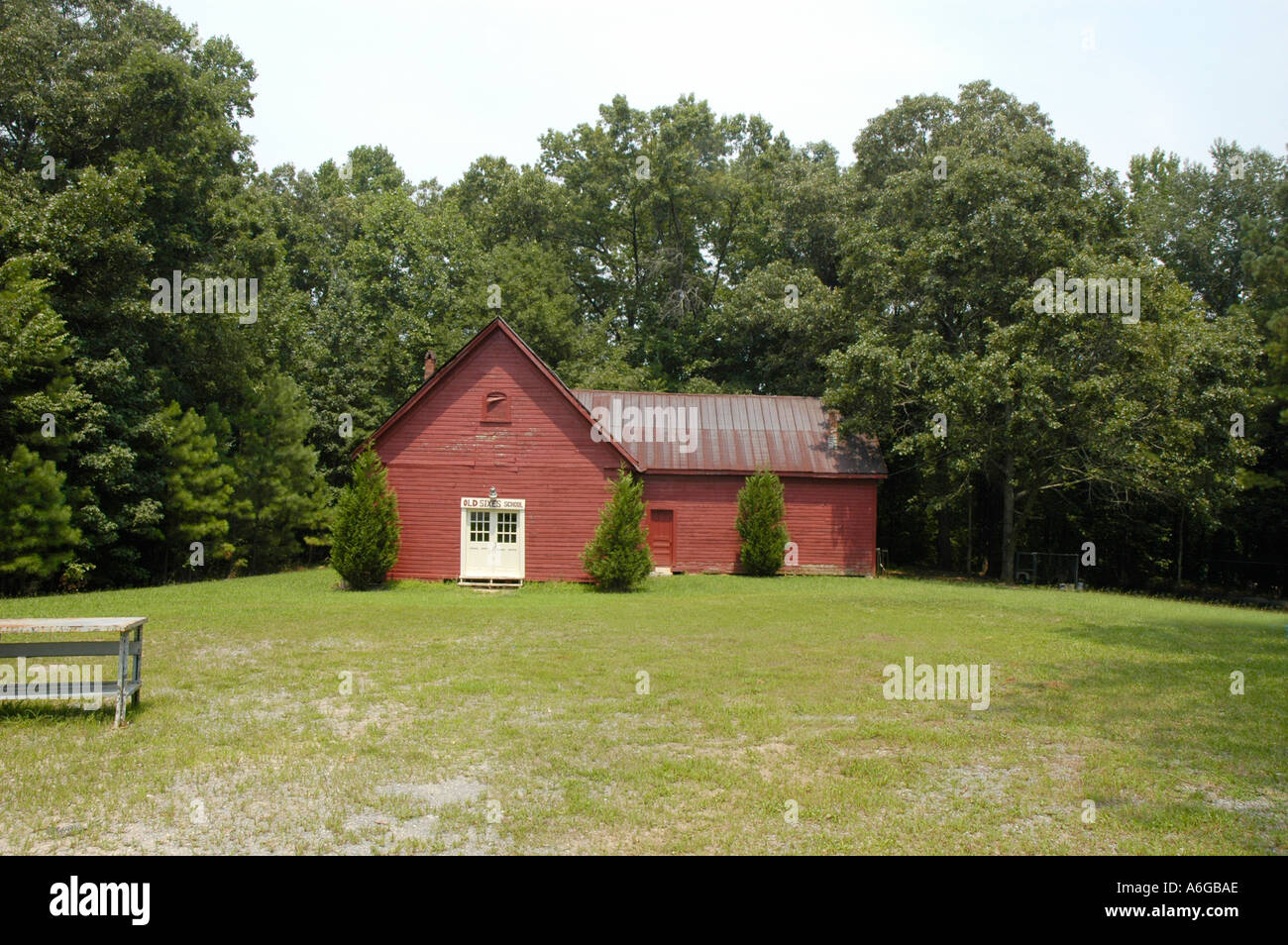 Petite maison d'école rouge abandonnée dans les montagnes de campagne du nord de la Géorgie, reconstruite comme un centre communautaire pour une petite ville Banque D'Images