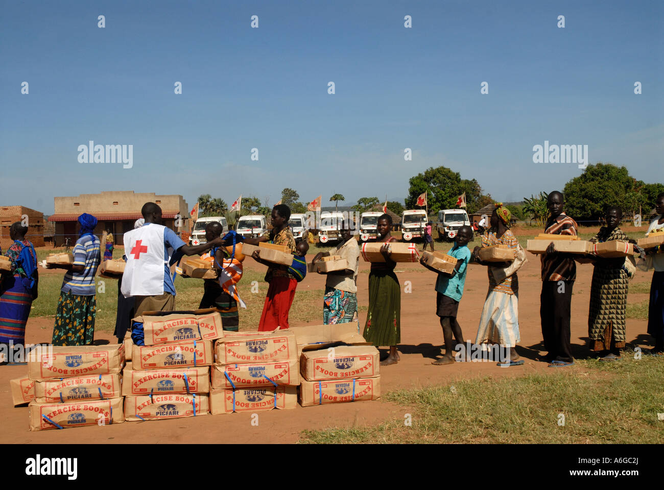 Camp pour personnes déplacées par les conflits provoqués par l'Armée de Résistance du Seigneur les personnes en attente de distribution de l'aide. Banque D'Images