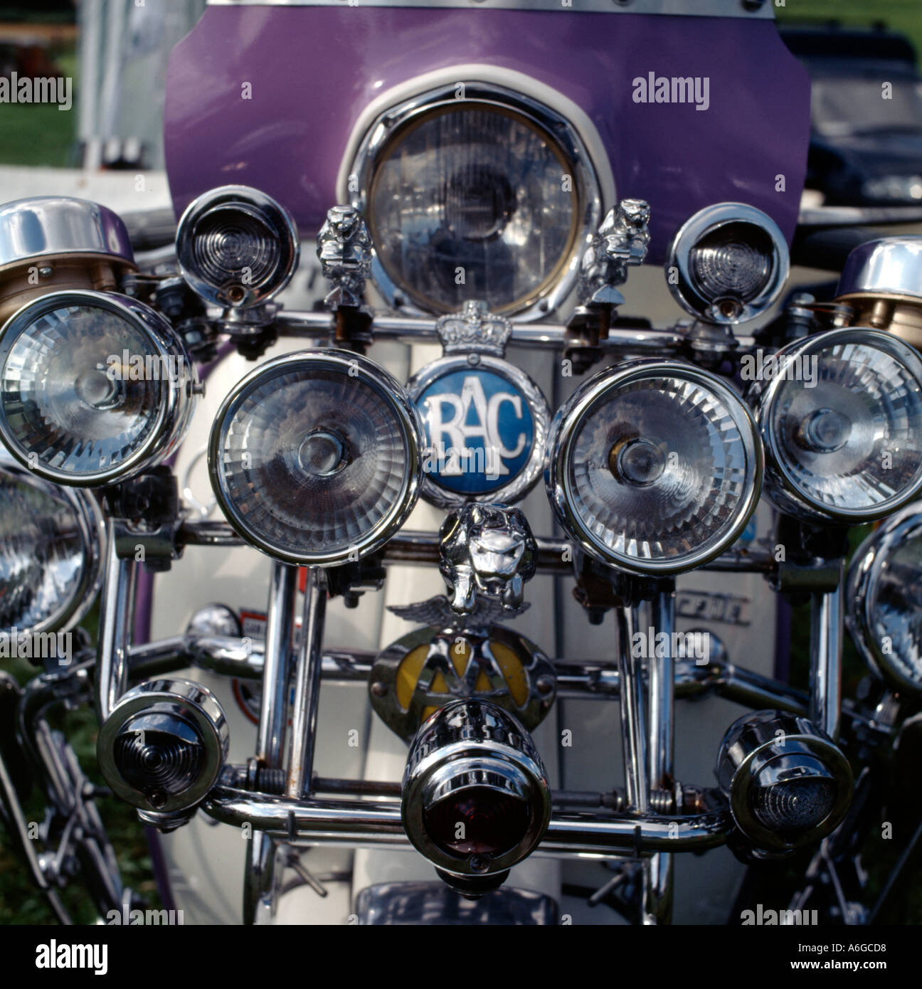 Avant d'un scooter couvert de lumières et insignes des années 1960 Banque D'Images