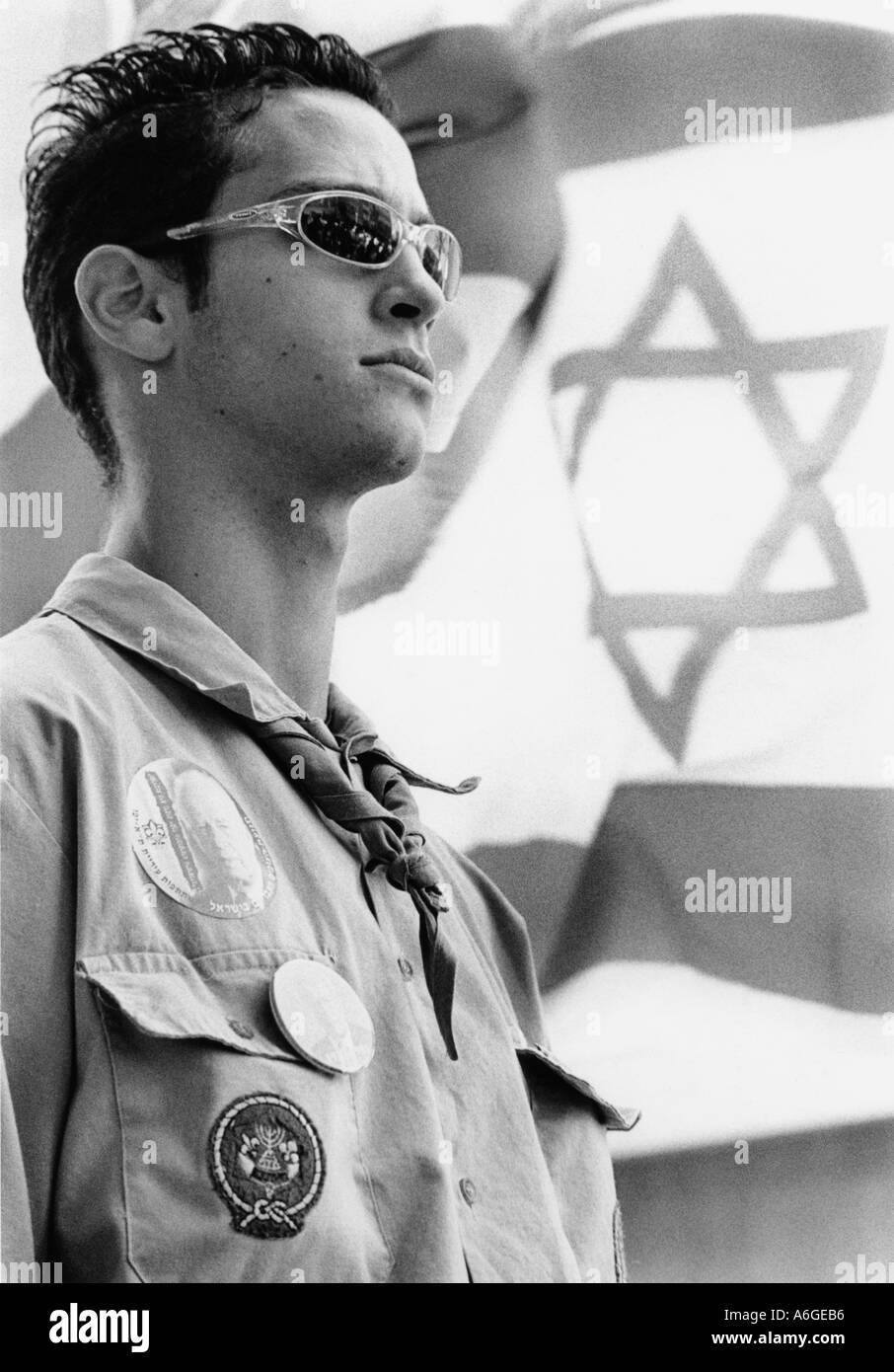 Jeune scout avec coupe de cheveux en brosse et des lunettes de soleil drapeau israélien au cours Y Rabin Memorial Day Tel aviv Banque D'Images