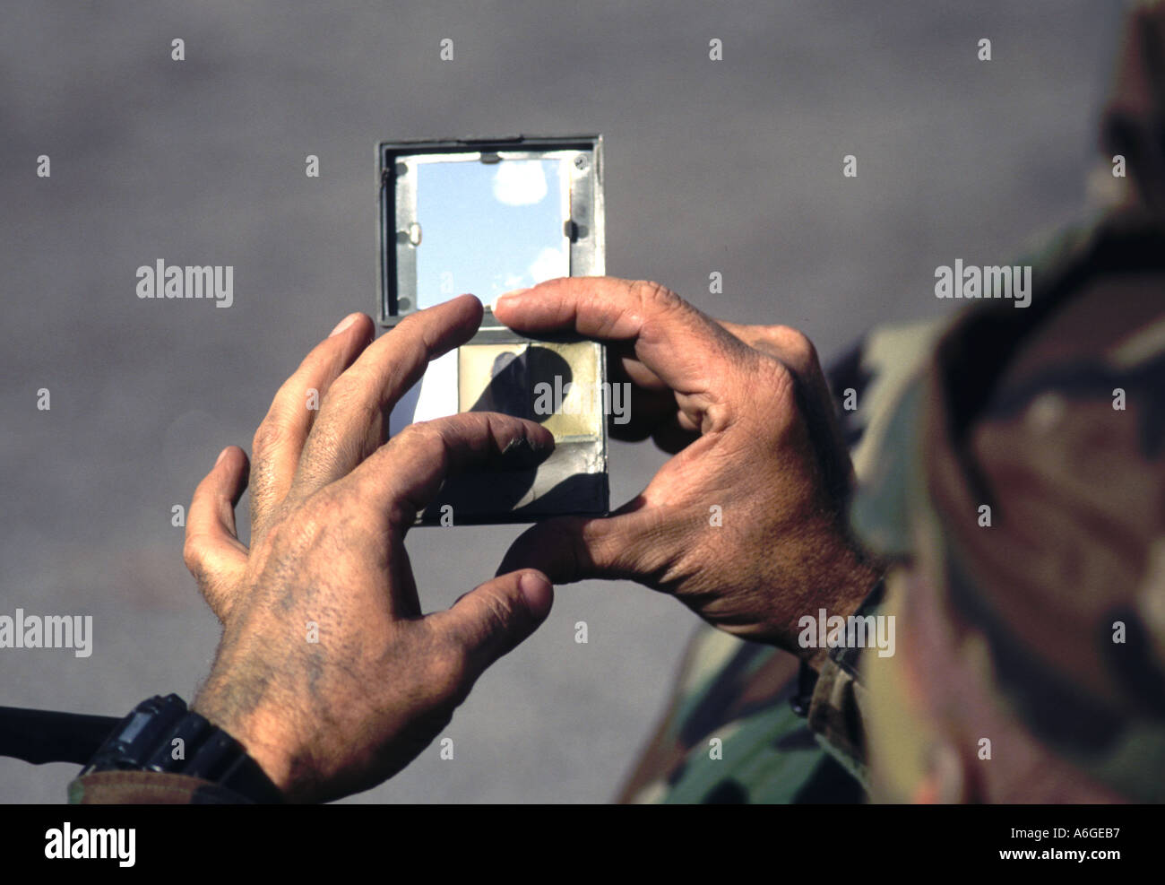 Soldat de l'armée américaine mise sur le visage pour cacher les peintures camo Banque D'Images