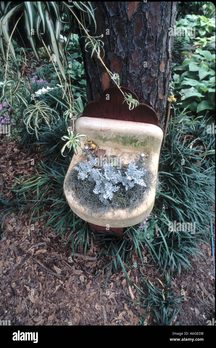 Jardin avec lavabo pour les mains comme jardinière pour les fleurs dans Atlanta Banque D'Images