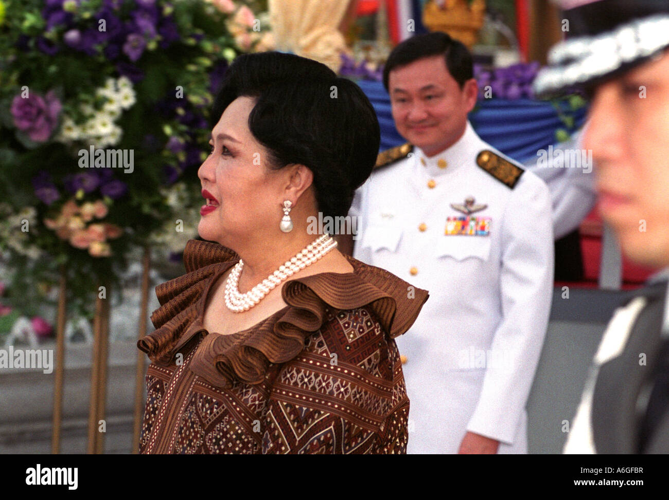 Thaïlande, Bangkok La Reine Sirikit, épouse du roi Bhumibol Adulyadej (Rama IX), au cours de l'ouverture parc Benjakiti. Thaksin derrière elle. Banque D'Images