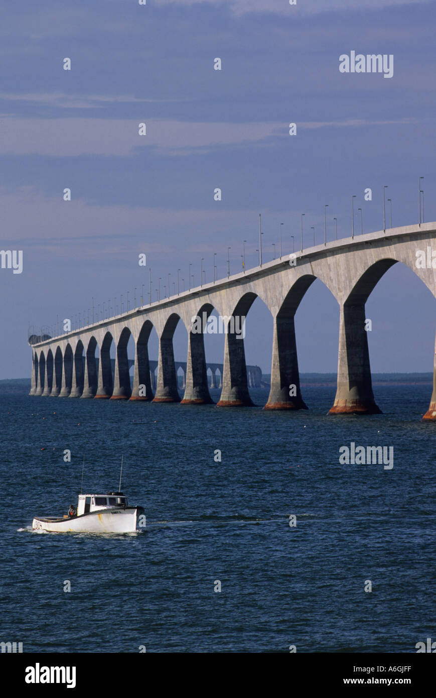 Bateau de pêche pont du détroit de Northumberland Condfederation l'Île du Prince-Édouard Nouveau-Brunswick Canada Banque D'Images