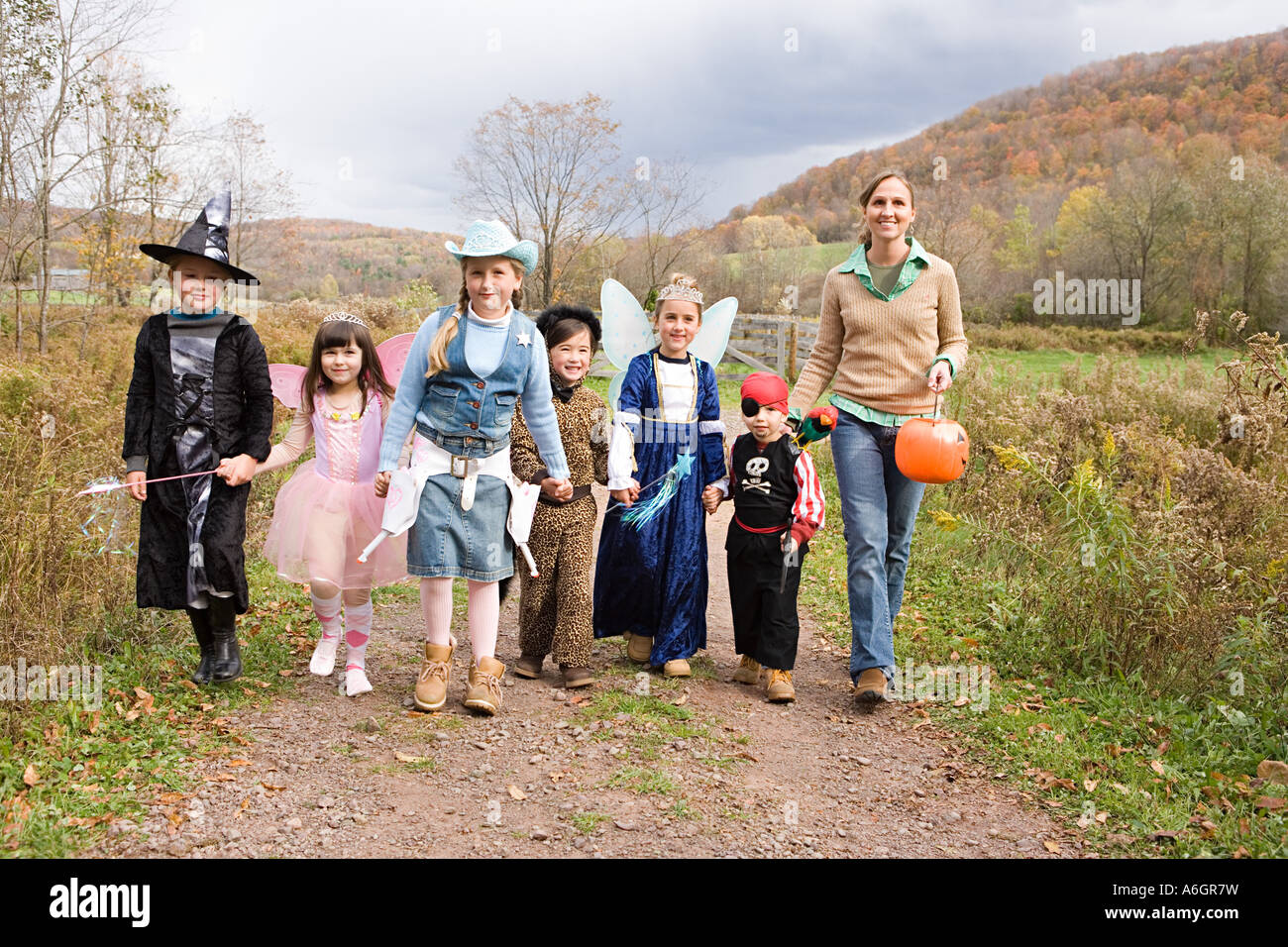 Femme et enfants trick ou traiter Banque D'Images