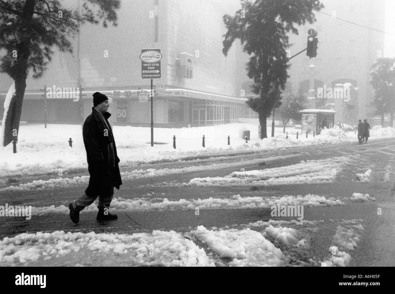 Le centre-ville de Jérusalem Israël man walking on snowy King Georges Street en face de Mashbir department store Banque D'Images