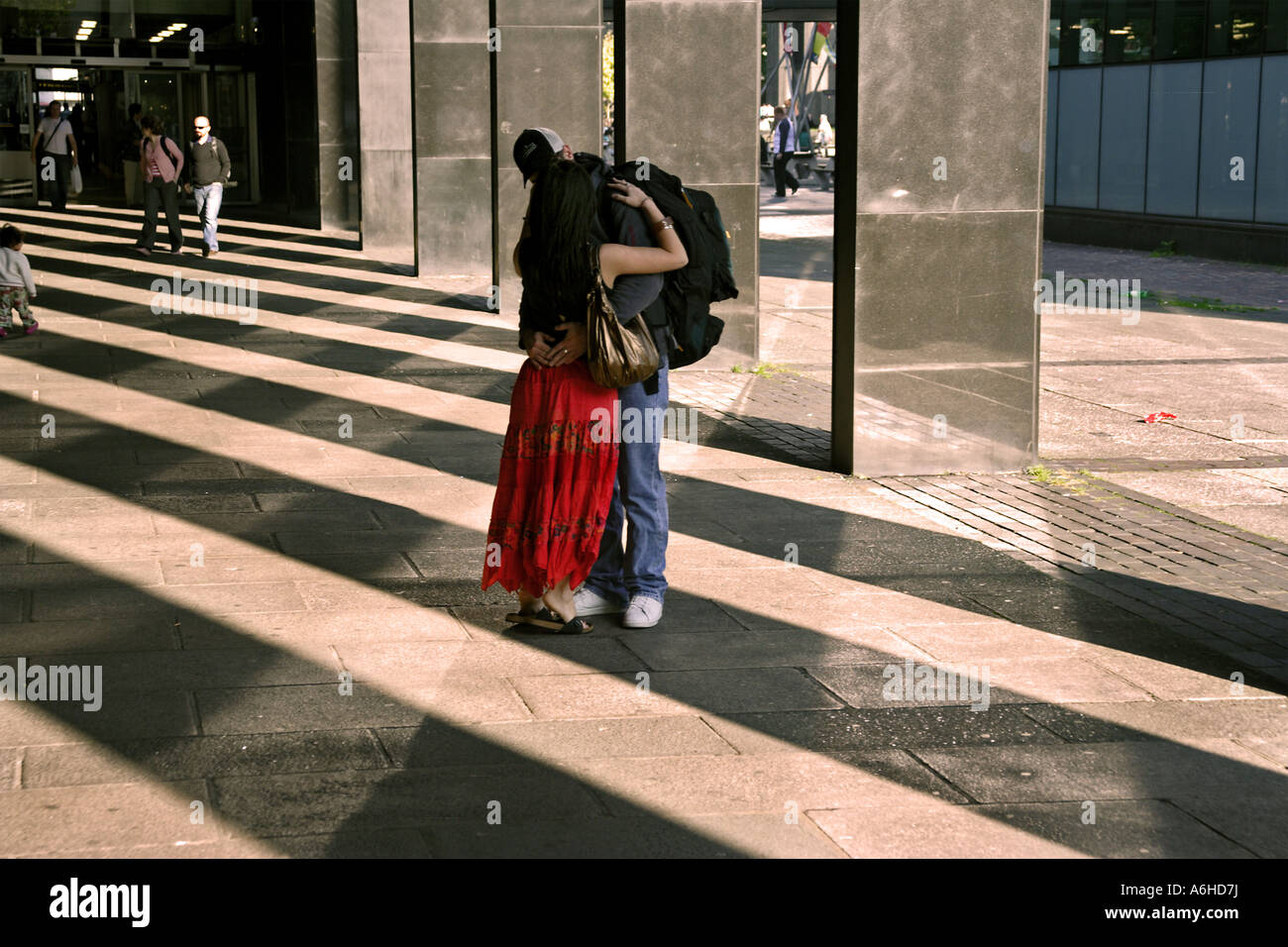 Un couple baiser à la gare de Euston, Londres Banque D'Images