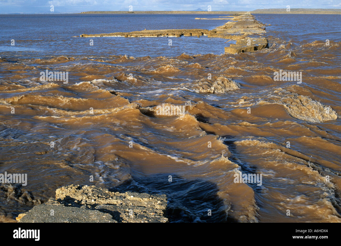 Mexico Baja California Sur San Ignacio - route du désert à flot après de fortes pluies Banque D'Images