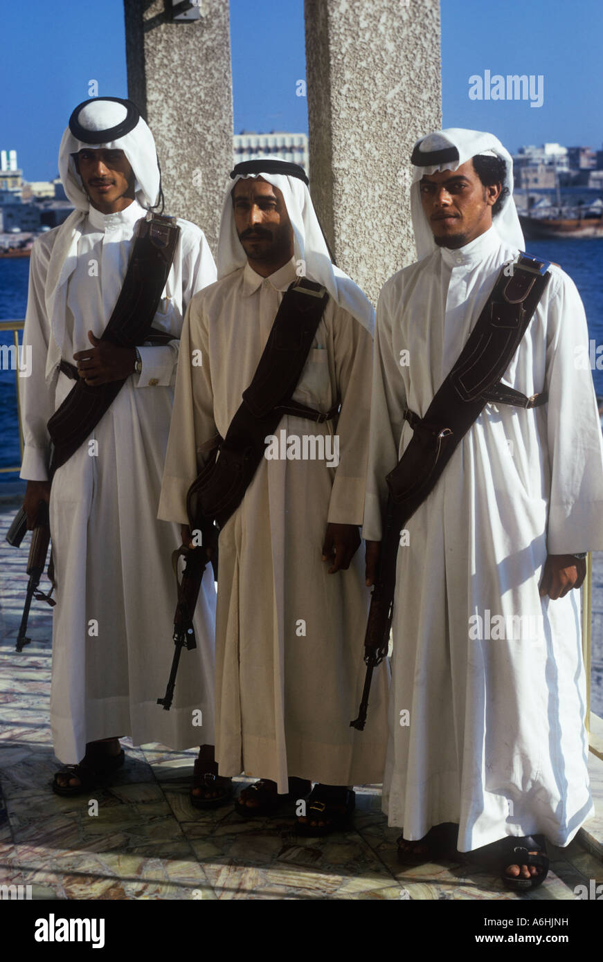Les gardes du corps de bédouins en dehors du Sheikh Rashid bureau à Dubaï 1975 Banque D'Images