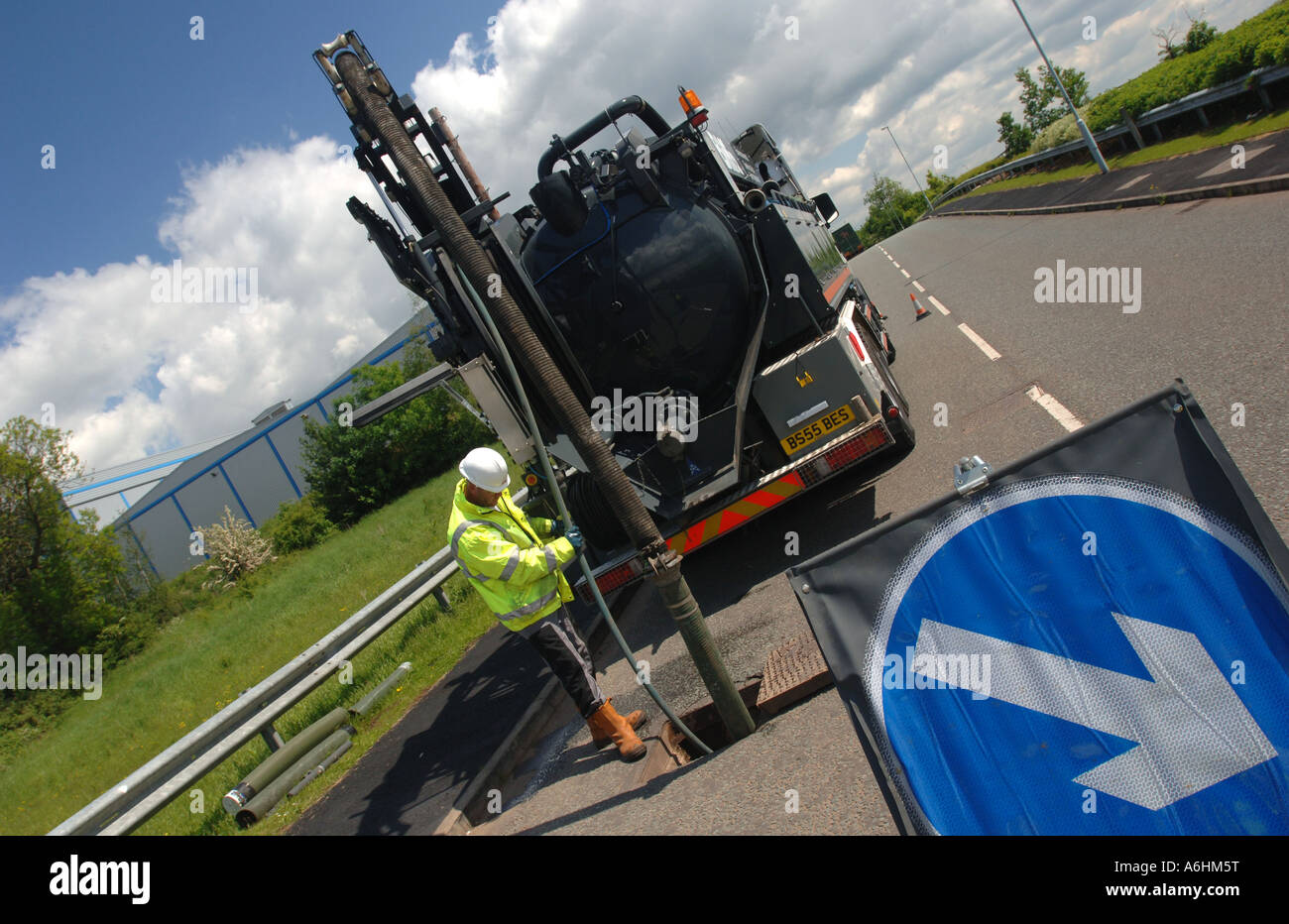 Travaux de dégagement de vidange sur une route en Angleterre Banque D'Images