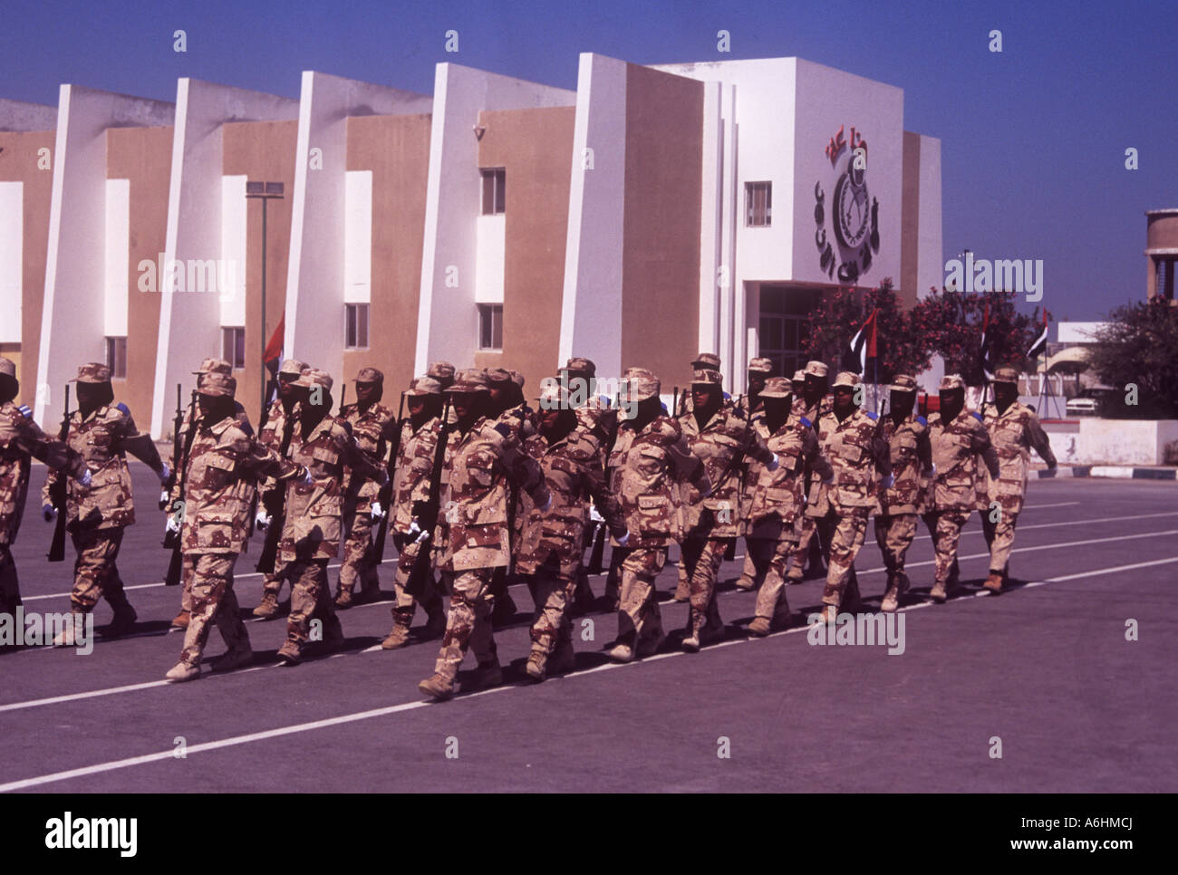 Les soldats sur le défilé femme à Abu Dhabi l'école de formation Banque D'Images