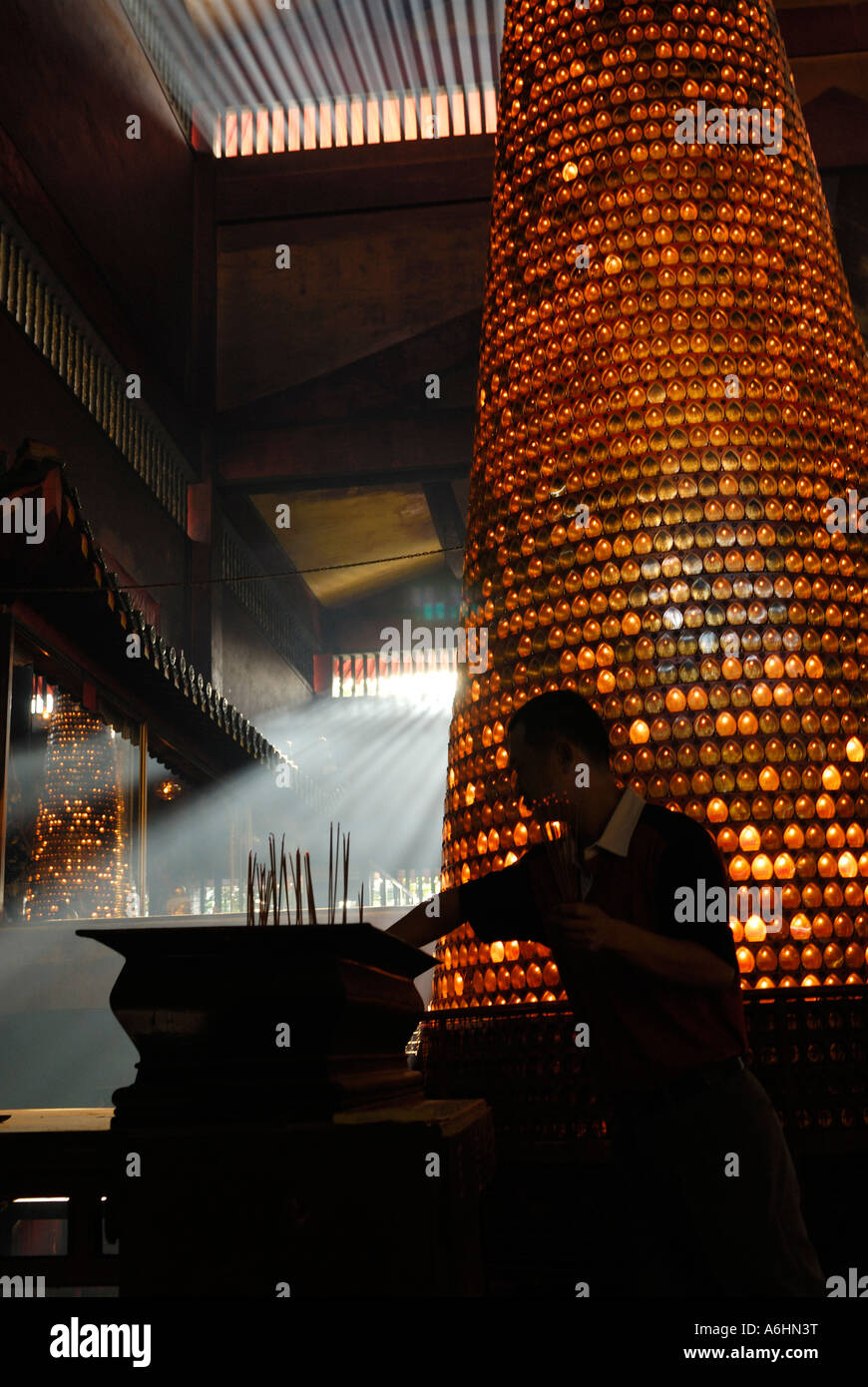 Orant dans Siong Lim Temple Bouddhiste, République de Singapour, en Asie Banque D'Images