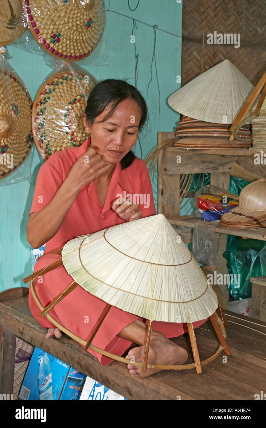 Faire un chapeau traditionnel au Vietnam Banque D'Images