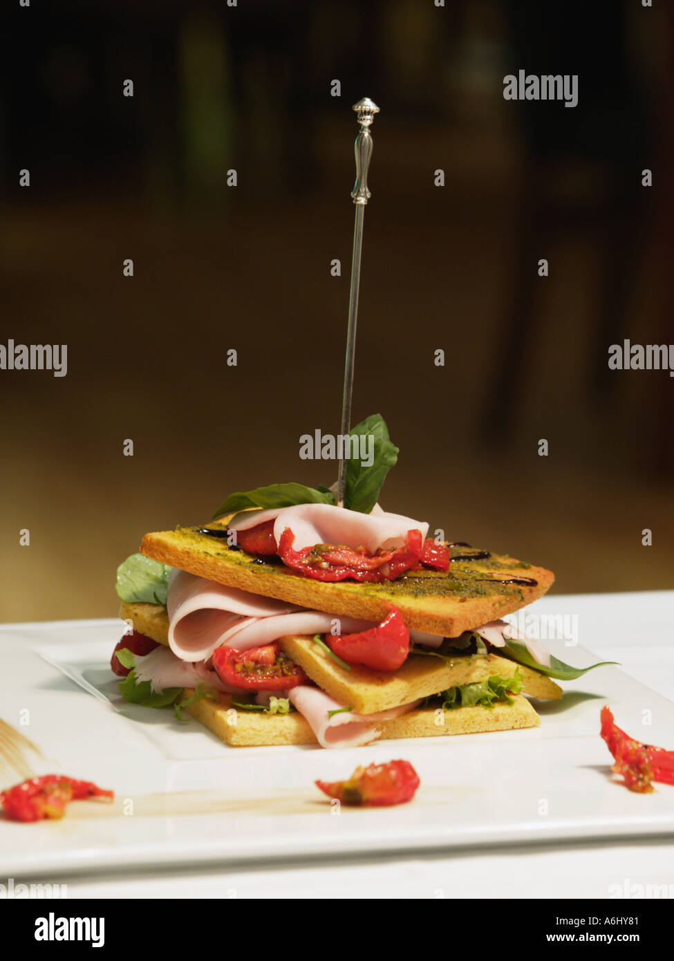 Pain sandwich de luxe déjeuner avec pesto de tomates séchées et jambon Banque D'Images