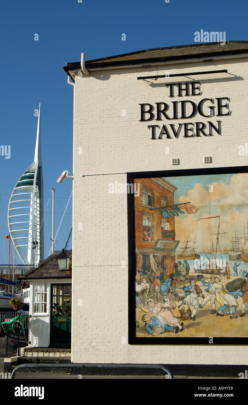 Spinnaker Tower construite pour célébrer le millénaire. Ville de Portsmouth England UK Le pont d'un pub Tavern Banque D'Images