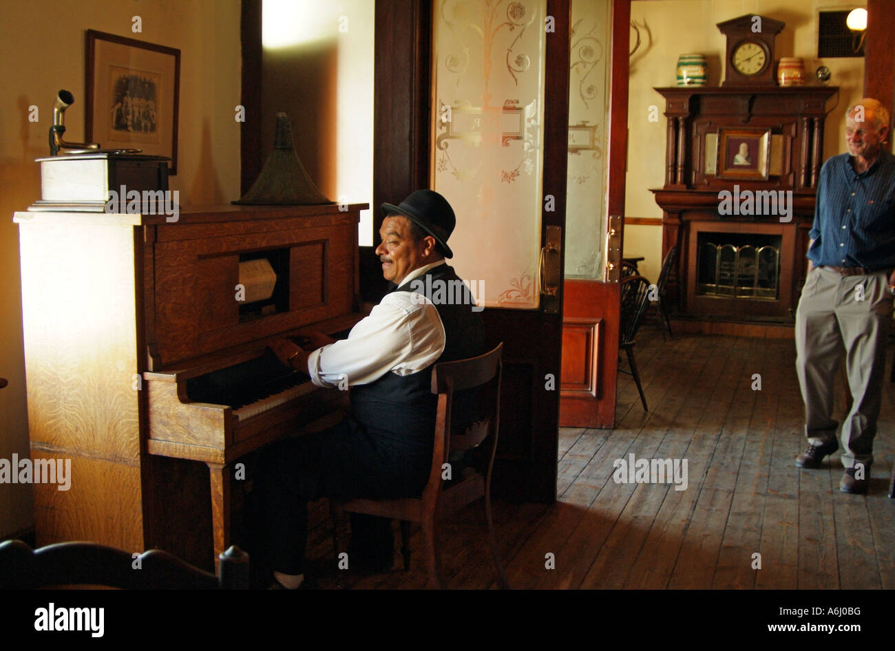 Piano bar Banque de photographies et d'images à haute résolution - Alamy