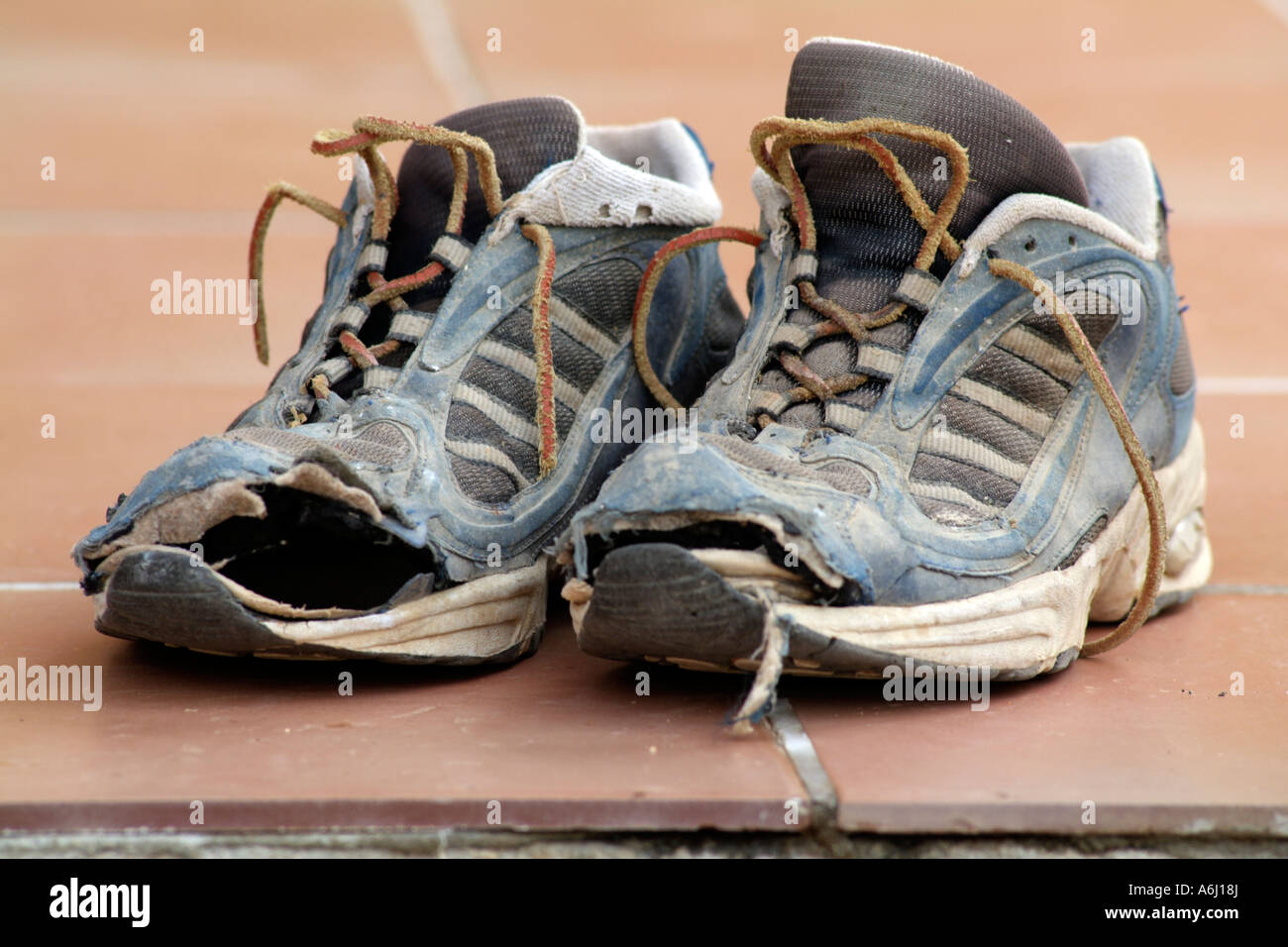 Vieilles baskets. Chaussures usées Photo Stock - Alamy