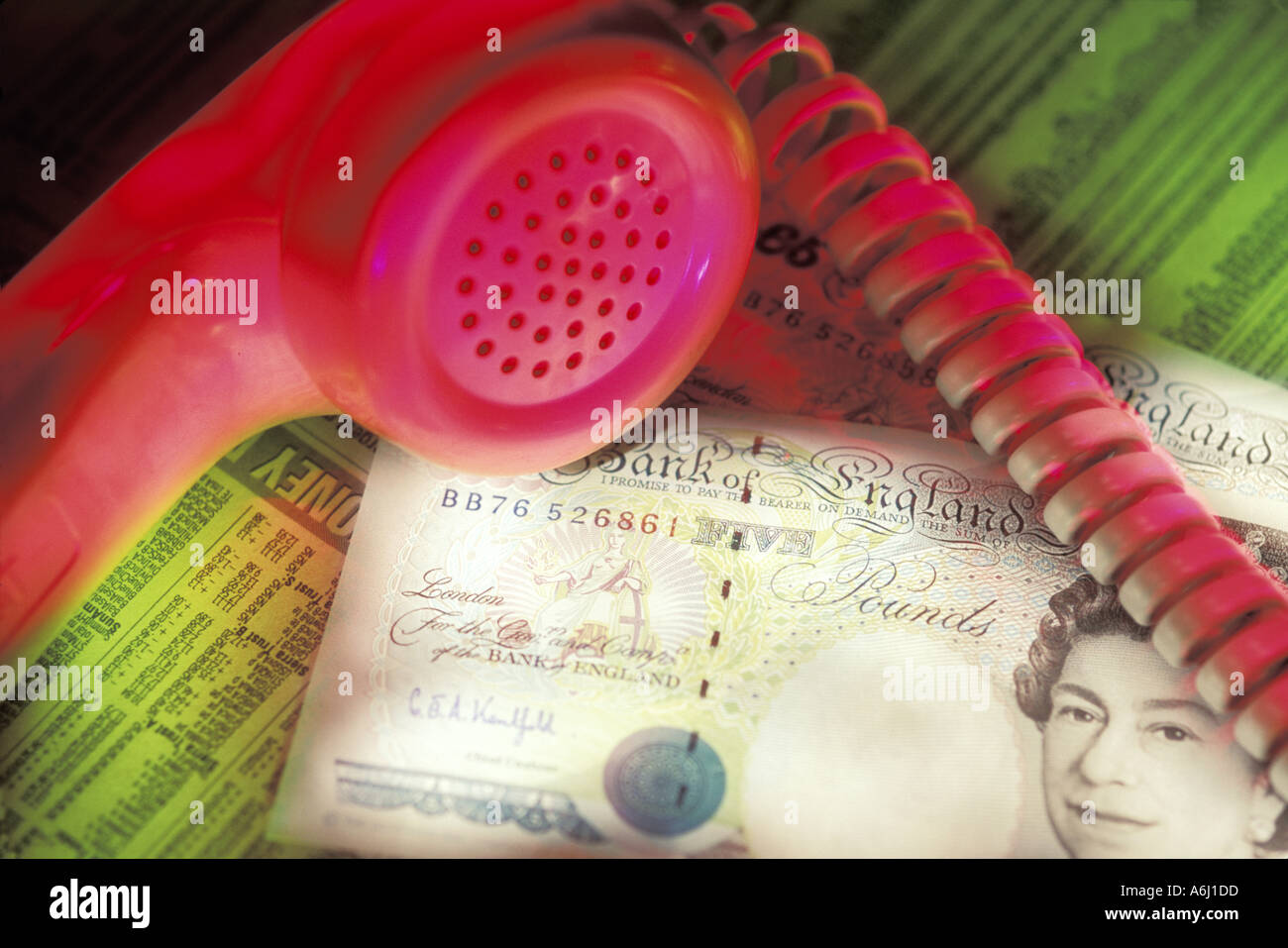 Téléphone rouge et en argent Banque D'Images