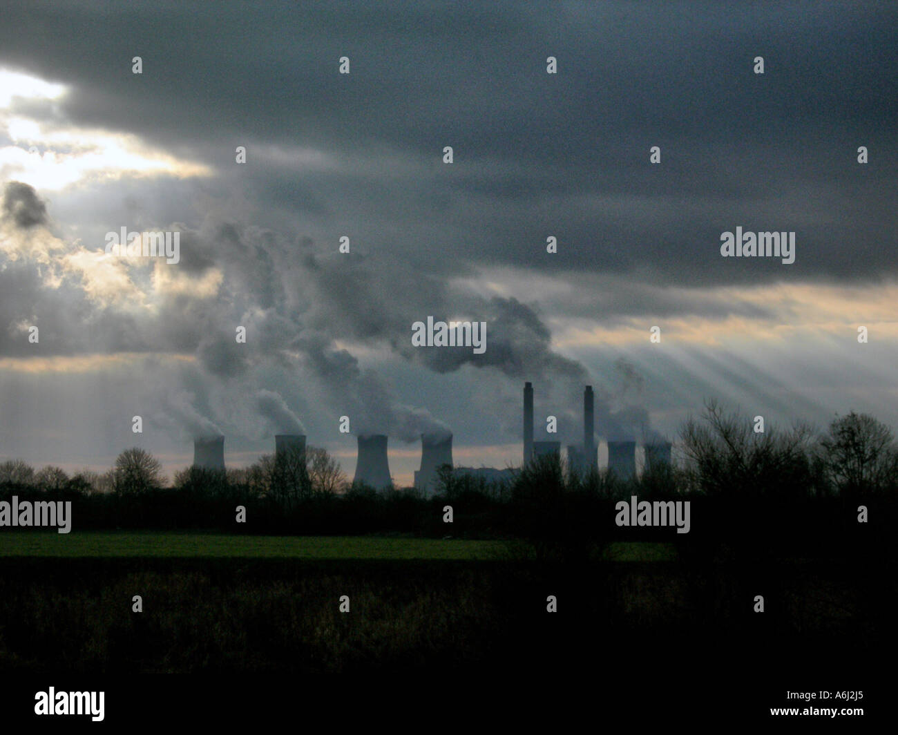 Grand nuage de vapeur éclairé sur une station d'alimentation de Trent Valley sur une journée sans vent encore. Banque D'Images