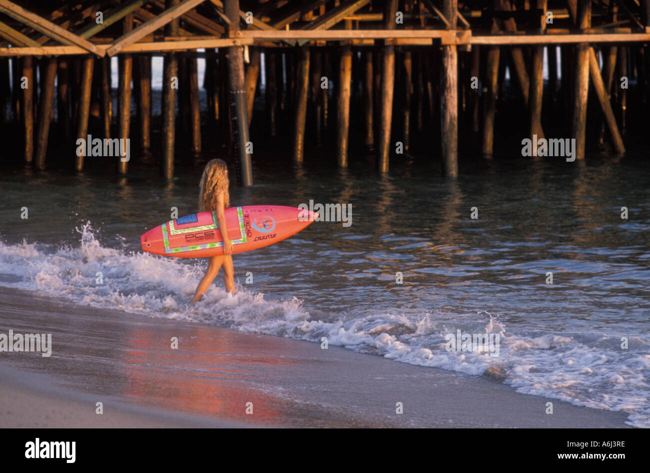 Le surf par la jetée de Santa Monica en Californie United States Banque D'Images