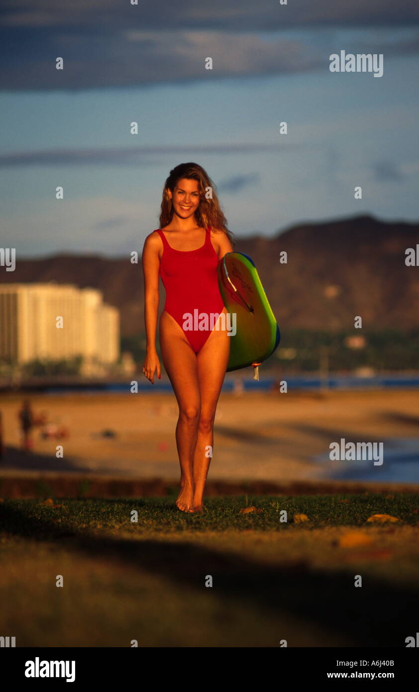 Femme et Boogie Board Banque D'Images