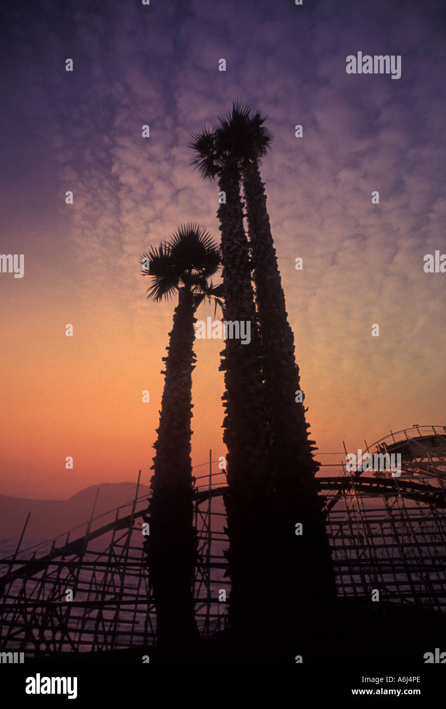 Balancier géant Rollercoaster Coucher du soleil à Santa Cruz Amusement Park, Santa Cruz, Californie, États-Unis d'Amérique Banque D'Images