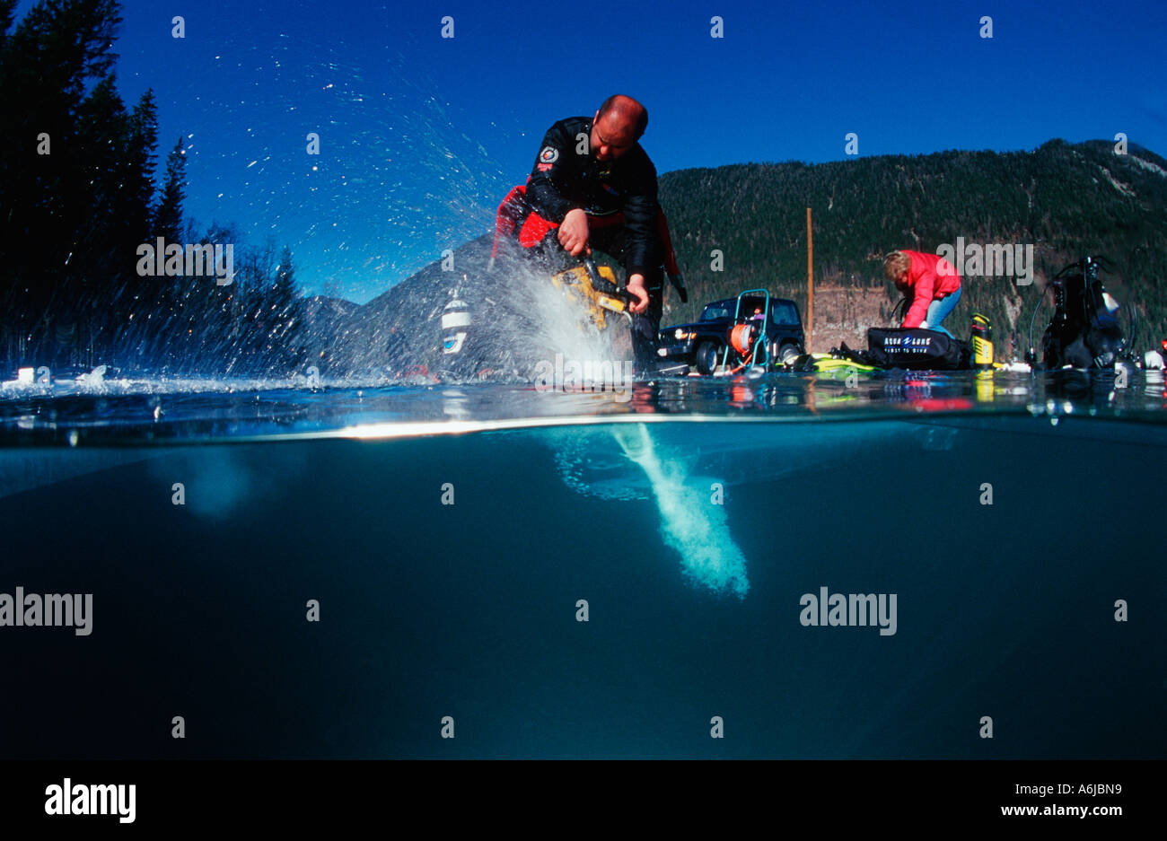 Ice diver de découper un trou dans la glace Banque D'Images