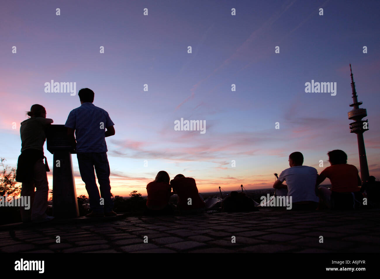L'observation des gens coucher du soleil, Munich, Allemagne Banque D'Images