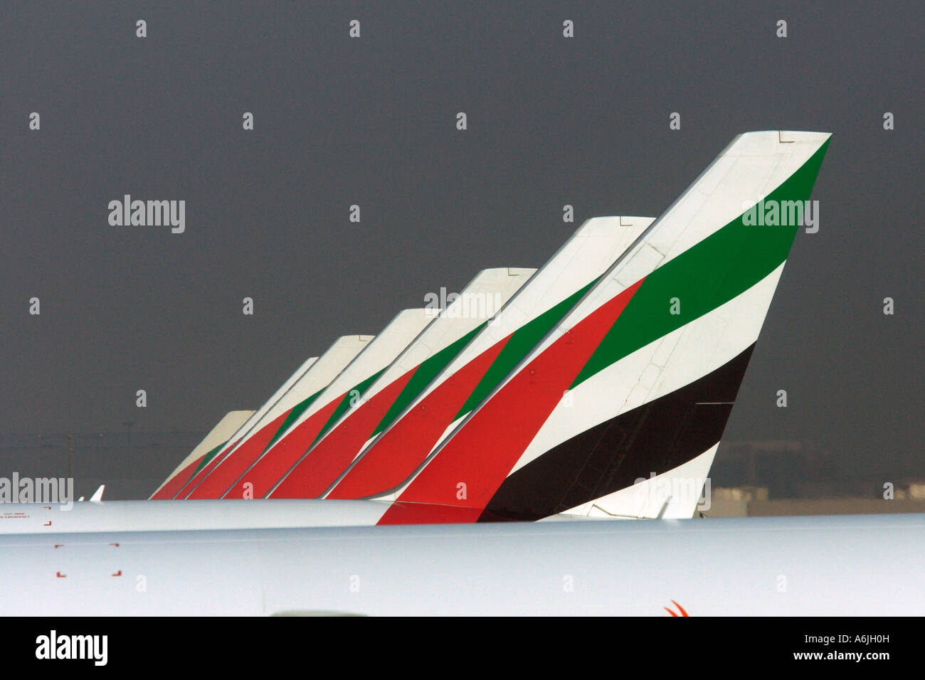 Les ailettes verticales des avions de la compagnie aérienne Emirates à l'Aéroport International de Dubaï, Emirats Arabes Unis Banque D'Images