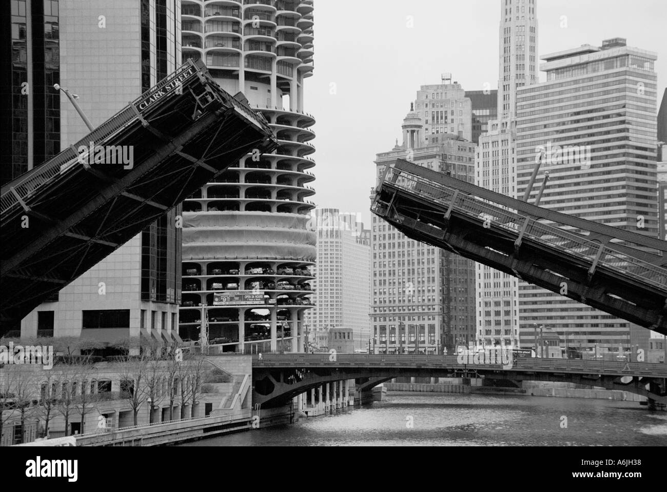 Chicago Illinois city street noir blanc pont granuleuse clark dearborn downtown loop river construire l'architecture de grande hauteur Banque D'Images