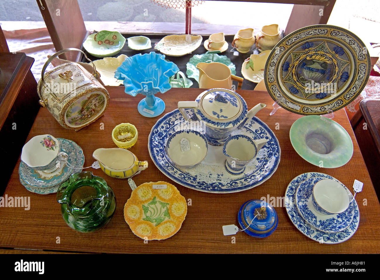 Collection de meubles anciens et de verrerie en Chine dans une boutique d'antiquités Banque D'Images
