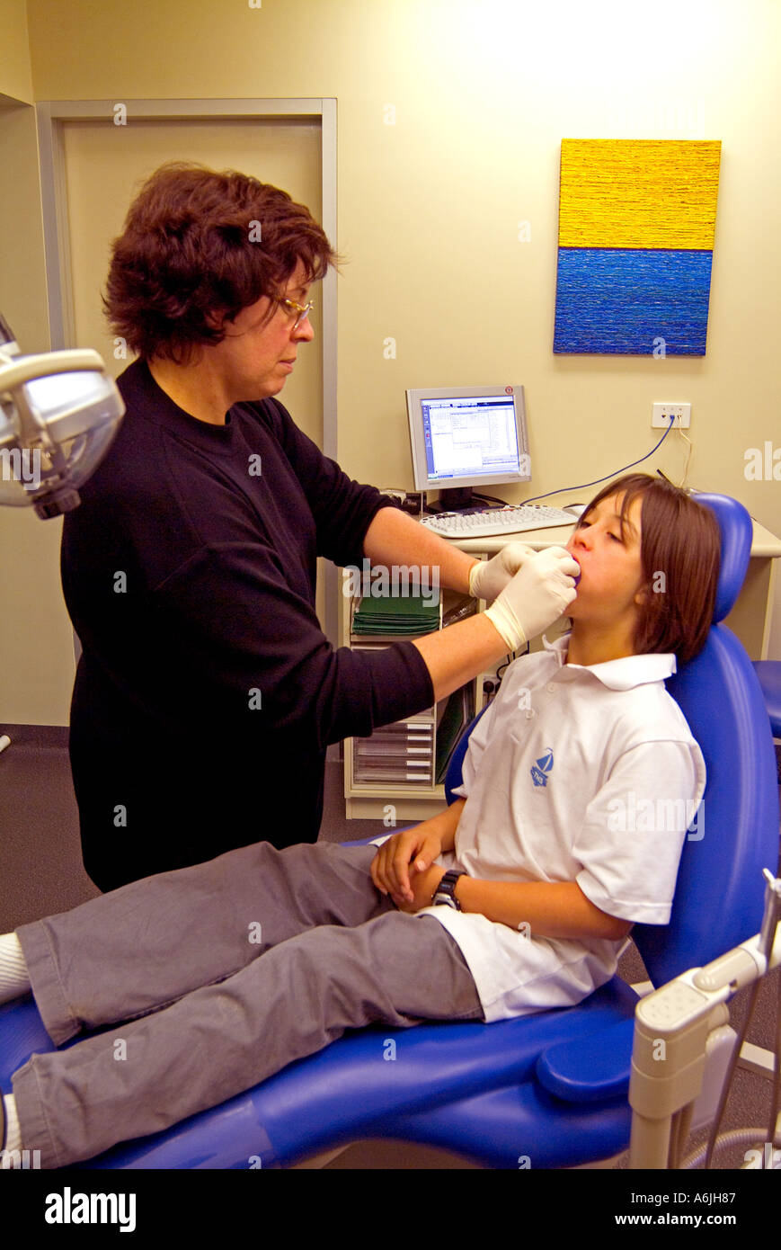 Jeune garçon soumis à évaluation orthodontiste s l'intervention avant d'avoir les accolades Banque D'Images